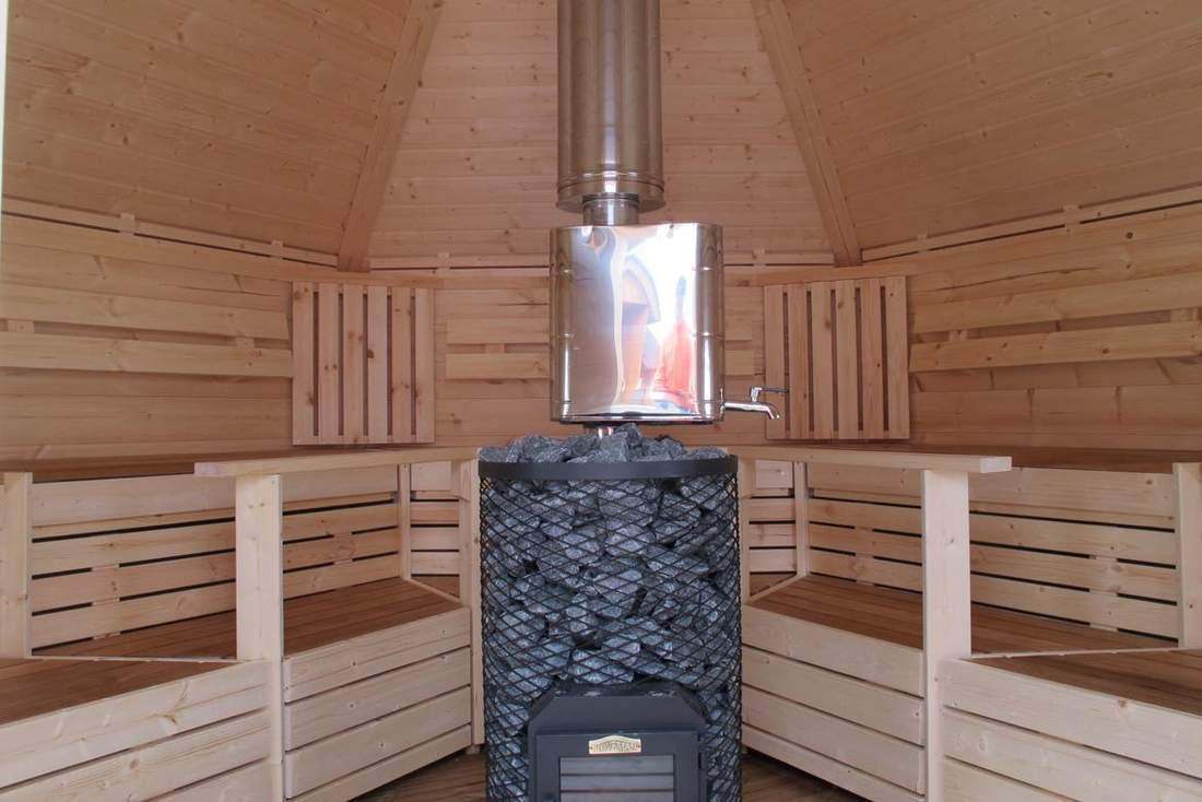 Innenraum Saunakota mit Holzofen und Bänken