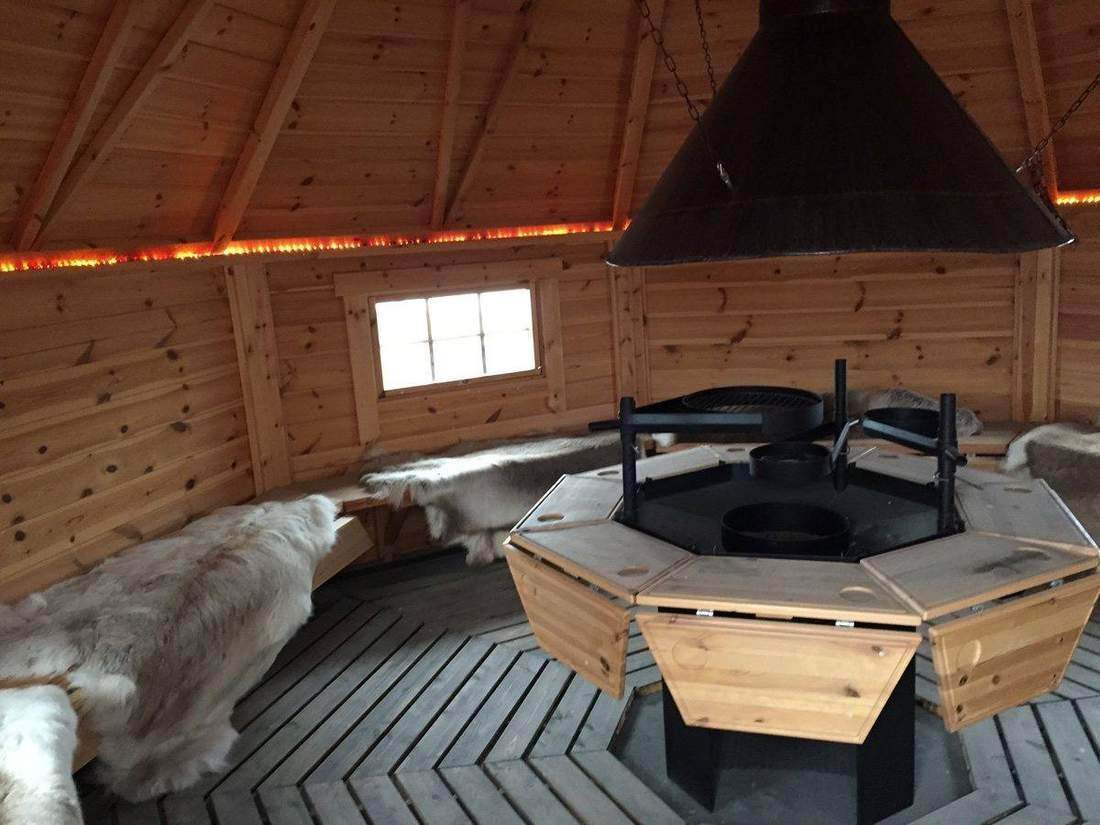 Grillkota mit Fellen
