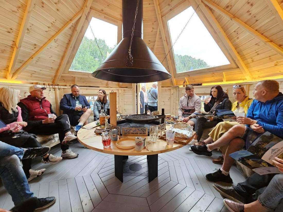 Grillkota Innenraum mit Gästen