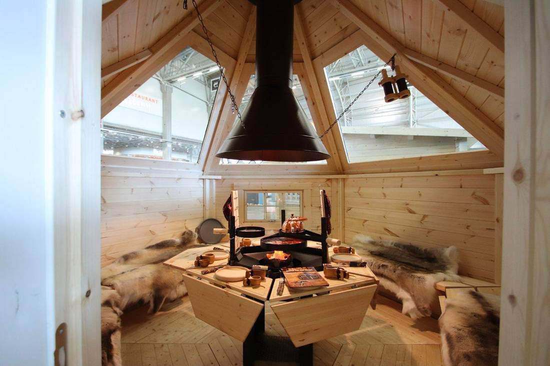 Grillkota mit Dachfenstern auf einer Ausstellung