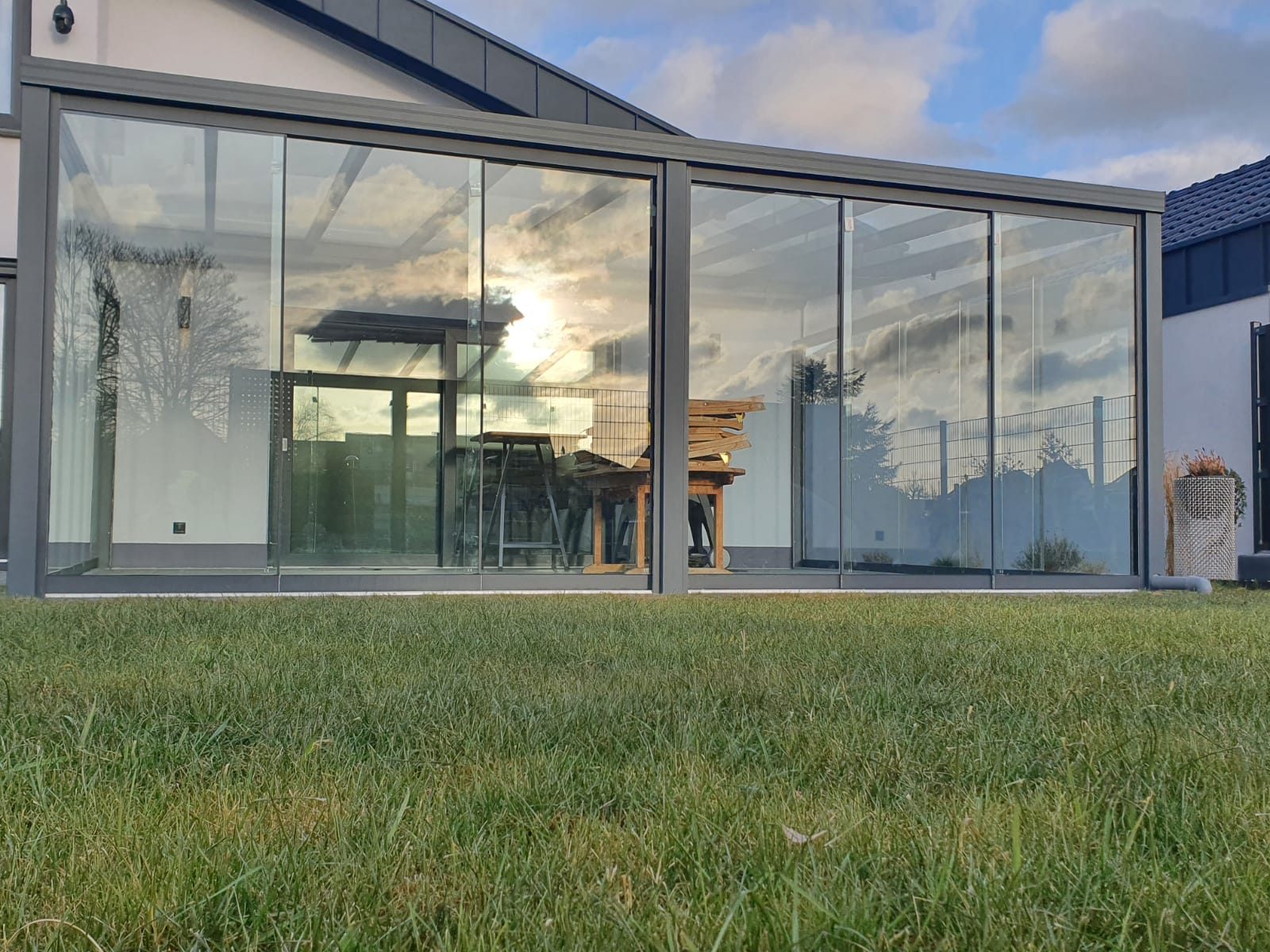 Cube mit Glasschiebewänden bei Tag