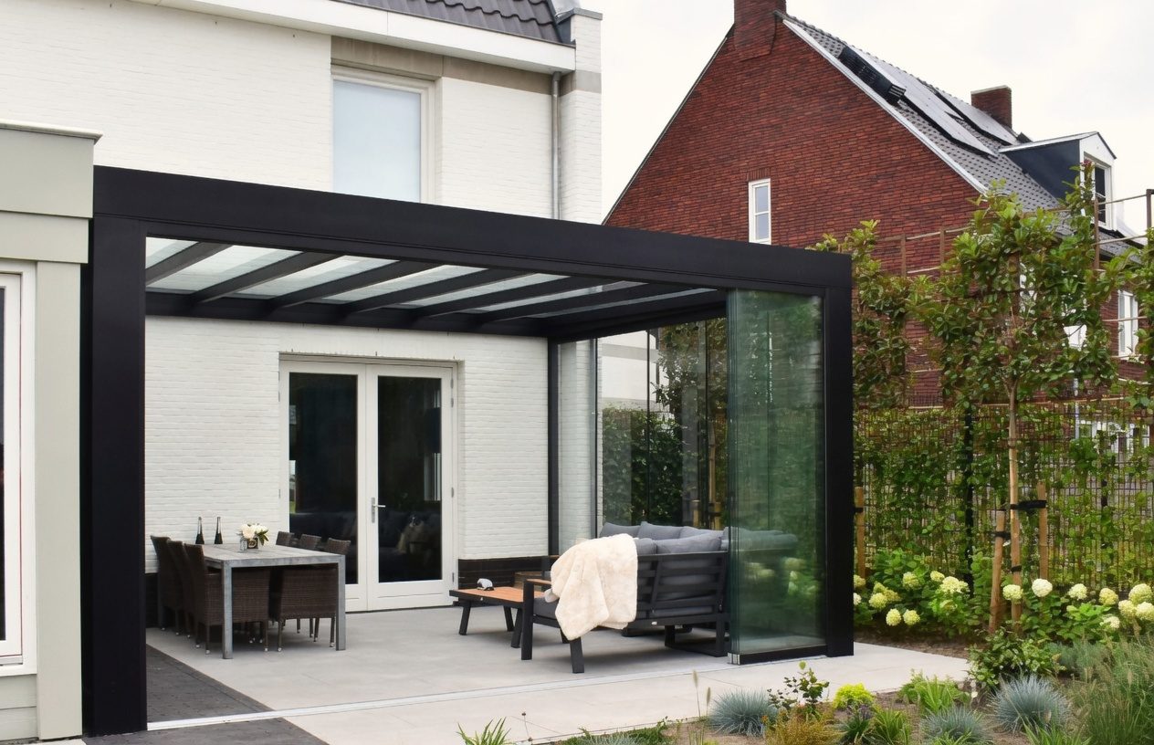 Fertiges Cube Terrassendach anthrazit mit Glas