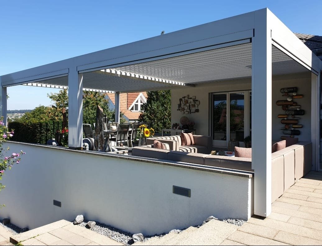 Lamellendach Prime weiß, offene Lamellen, Lounge