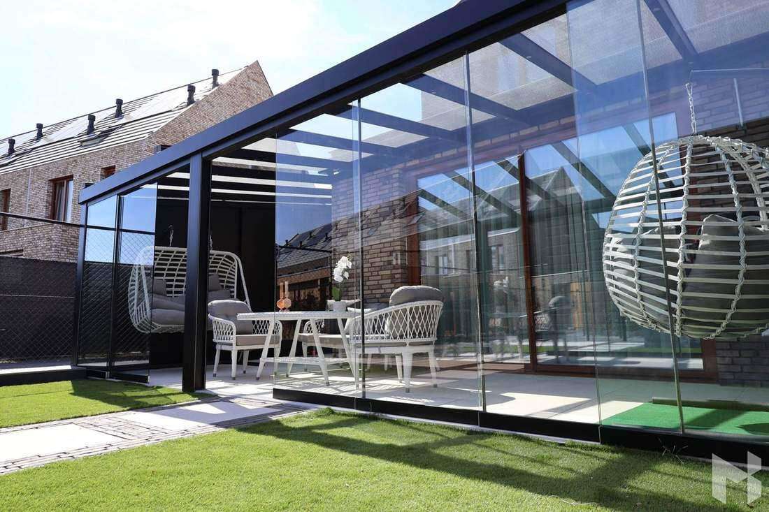 Solid Aluminium-Terrassendach anthrazit am Haus