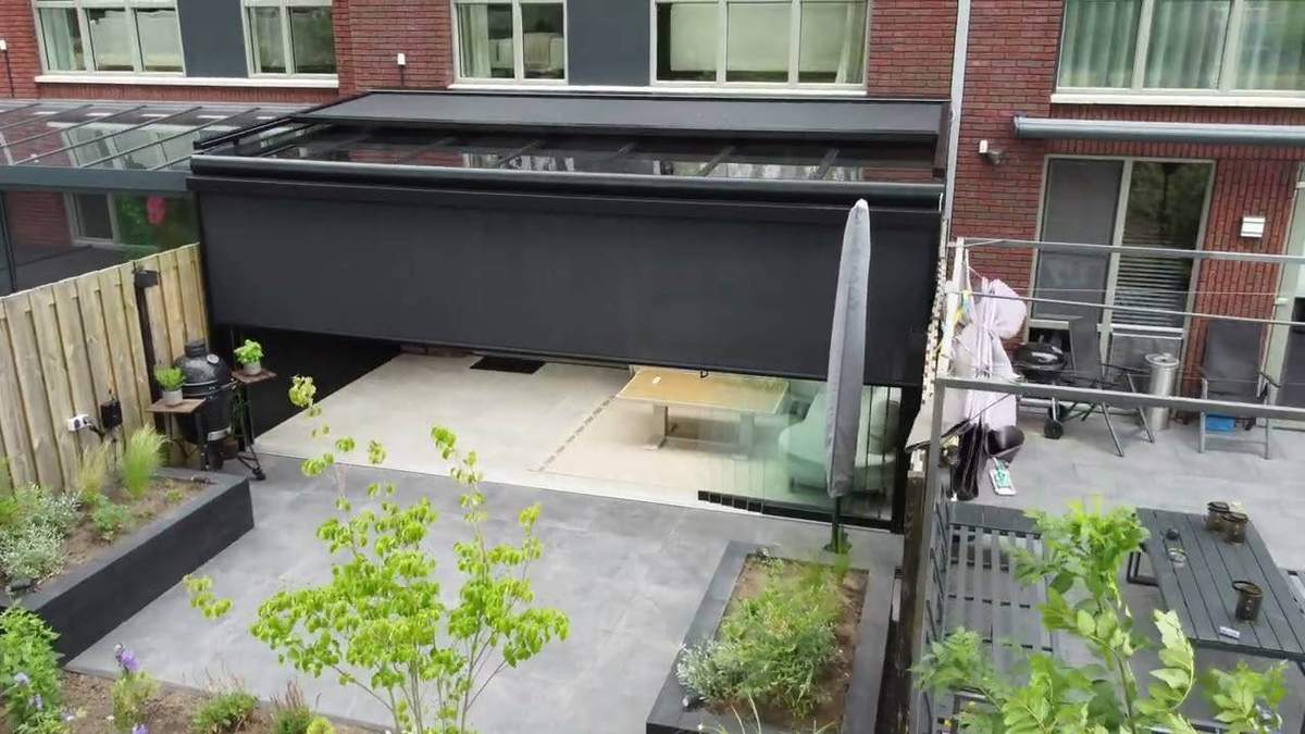 Solid mit Glasschiebe und Sonnenschutz