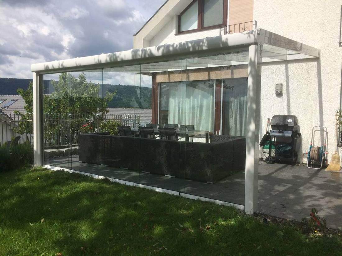Weißes Glasdach mit Lounge